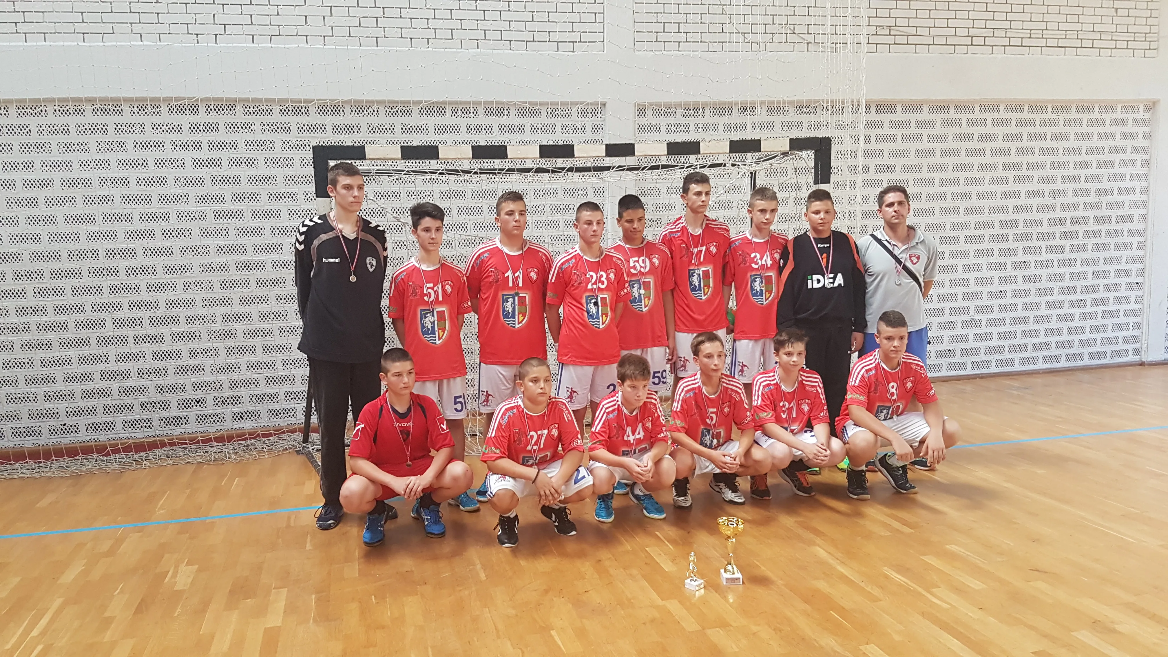 Pioniri Lavova sa medaljama i peharom