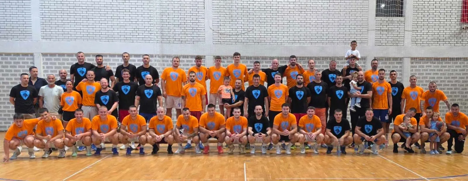 Legende i sadašnji sastav Lavova zajedno sa decom posle utakmice za 15. rođendan kluba
